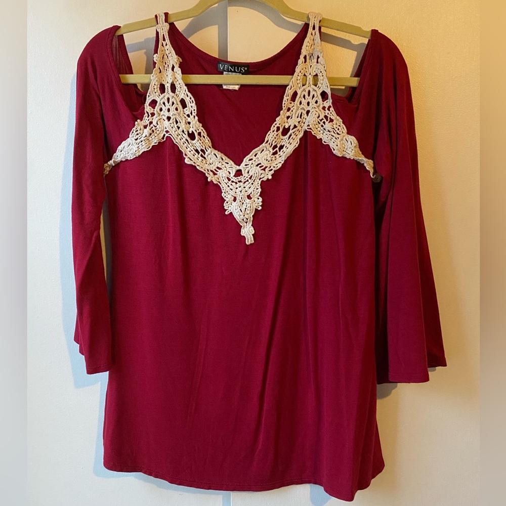Venus 3/4 Sleeve Size Medium Open Shoulder Shirt Soft